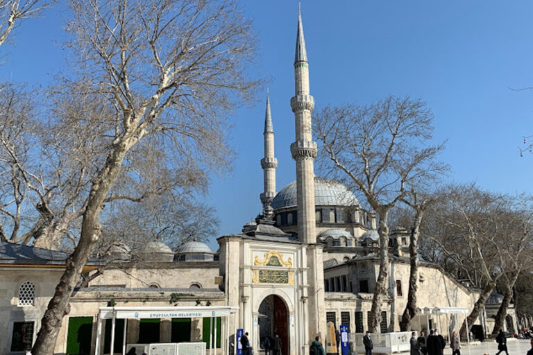 Manevi Bir Yolculuk: Eyüp Sultan Camii Gezi Rehberi – Nerede?