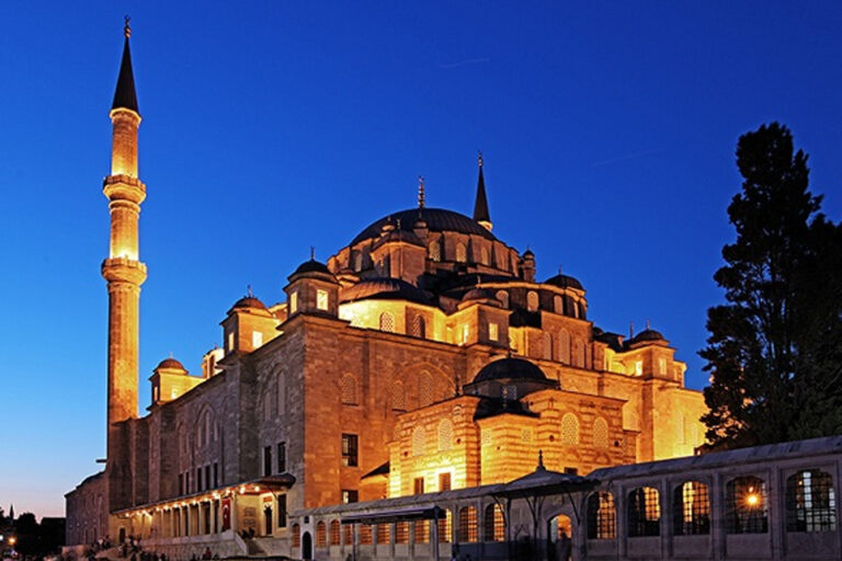 İstanbul’un Tarihi İncisi: Fatih Camii Gezi Rehberi – Nerede?