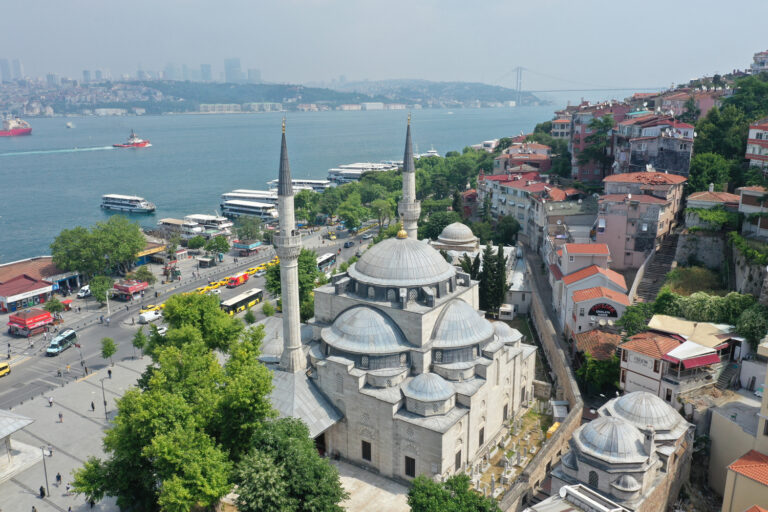 Zamanın Işıltısı: Mihrimah Sultan Camii Gezi Rehberi