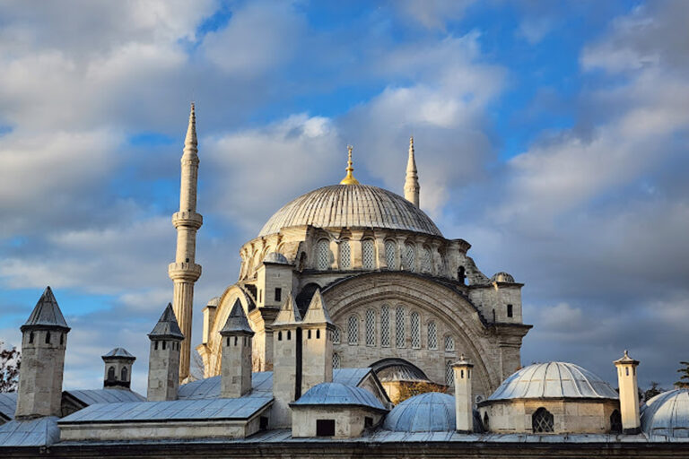 Estetik ve Huzur: Nuruosmaniye Camii Gezi Rehberi
